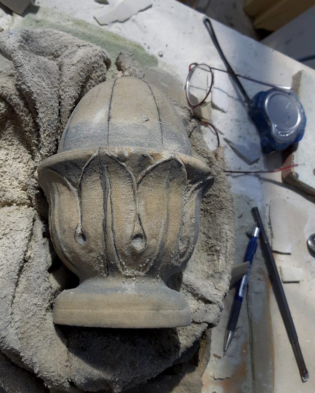 maken dennenappel in zandsteen
