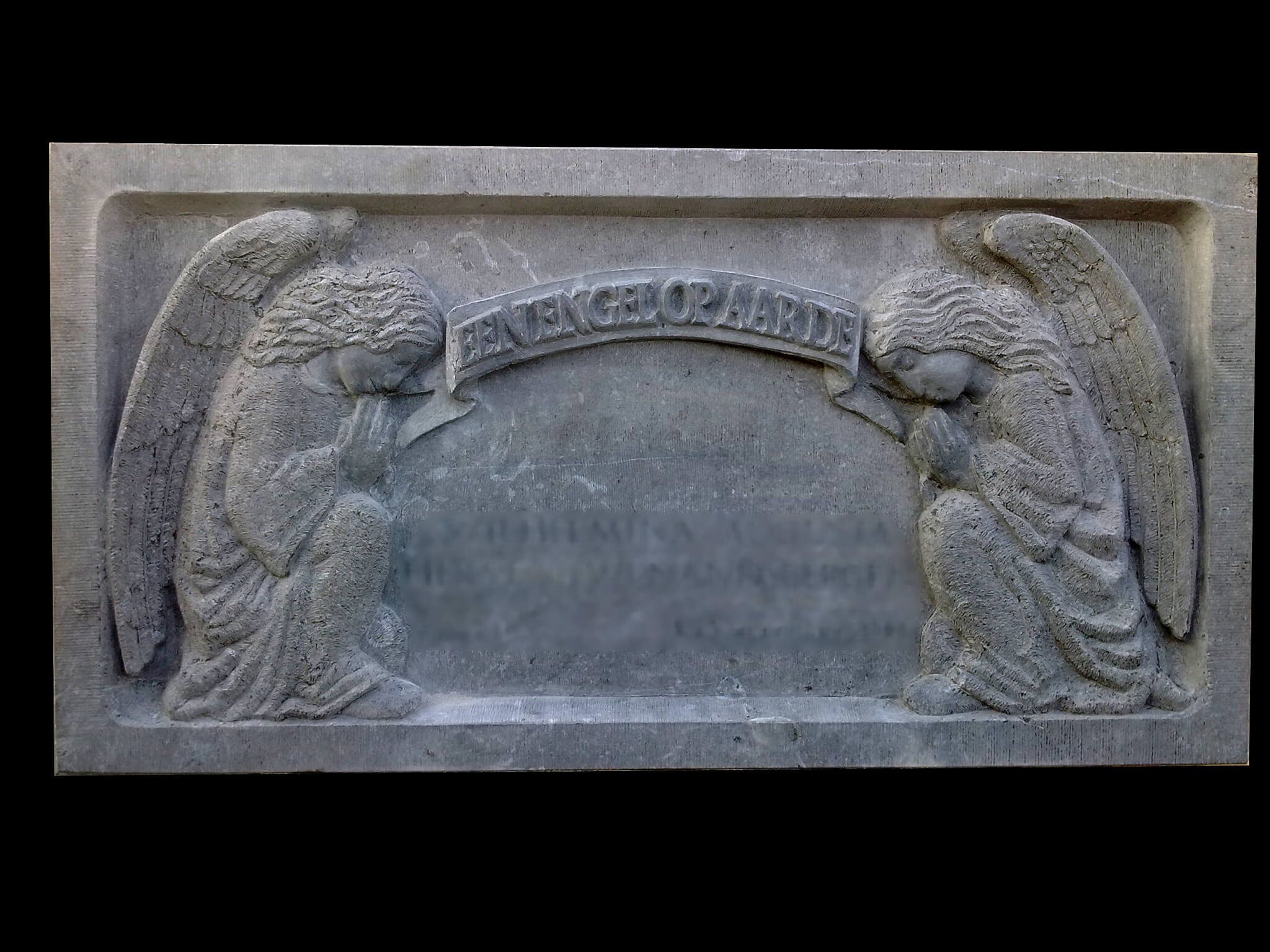 Grabstein in Flachrelief mit Engeln