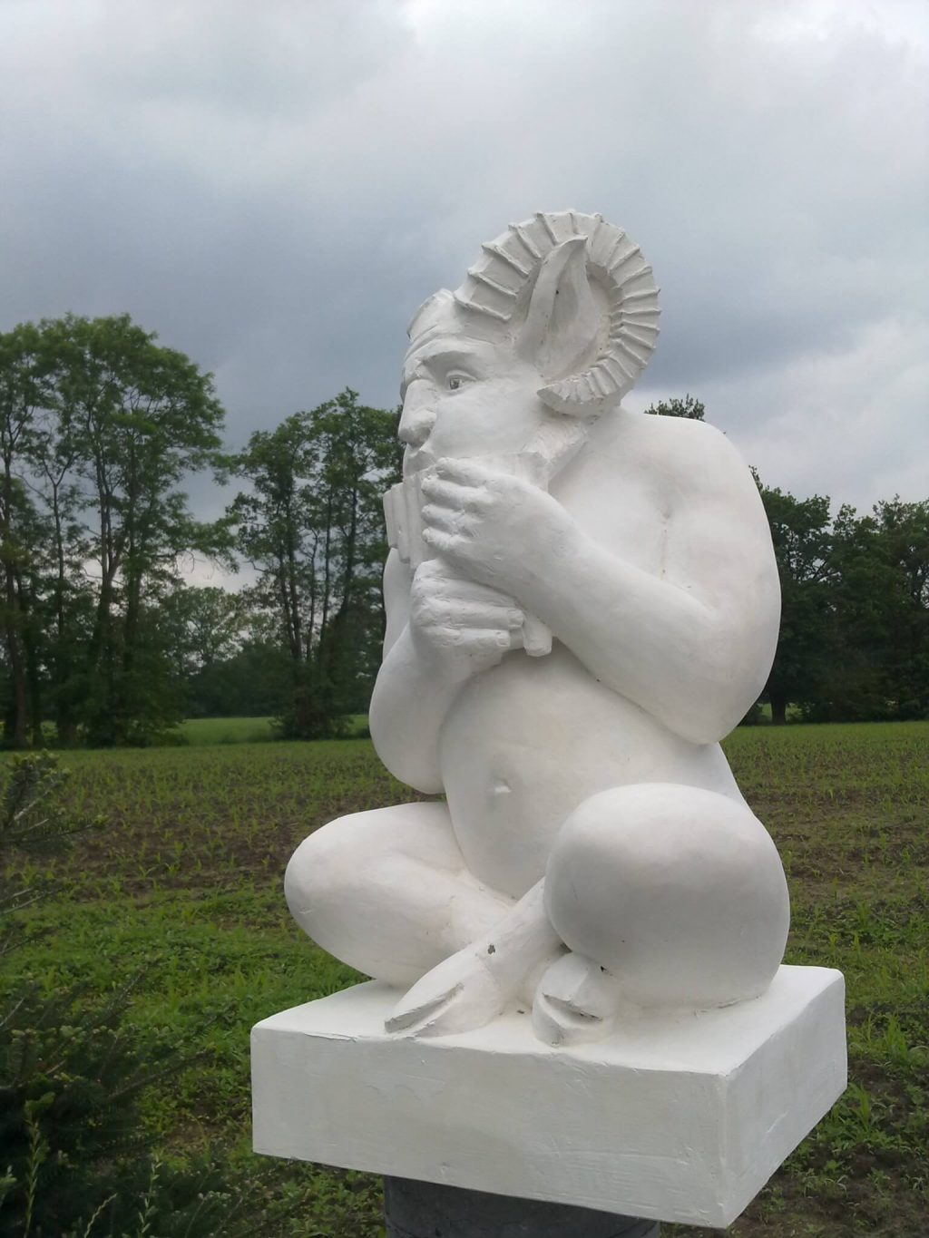 gipsen model voor een granieten tuinbeeld van de bosgod Pan