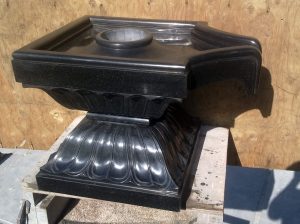 Platz panipitha in schwarzem Granit mit Lotus-Motiv