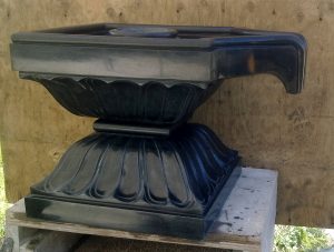 panipitha in schwarzem Granit mit Lotus-Motiv