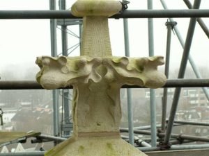 Sint Jan, Den Bosch, kruisbloem in portlandsteen