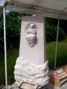 Het voltooide granieten grafmonument