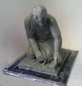 grove schets in plasticine voor een stenen beeld van een stratenmaker