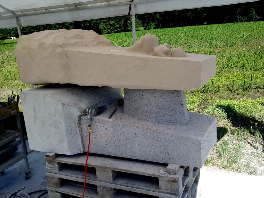 gipsmodel en granieten versie na een gedeelte van het zaagwerk