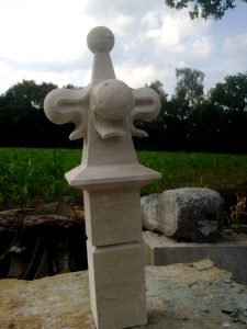 zeer eenvoudige kruisbloem in Savonnières-kalksteen