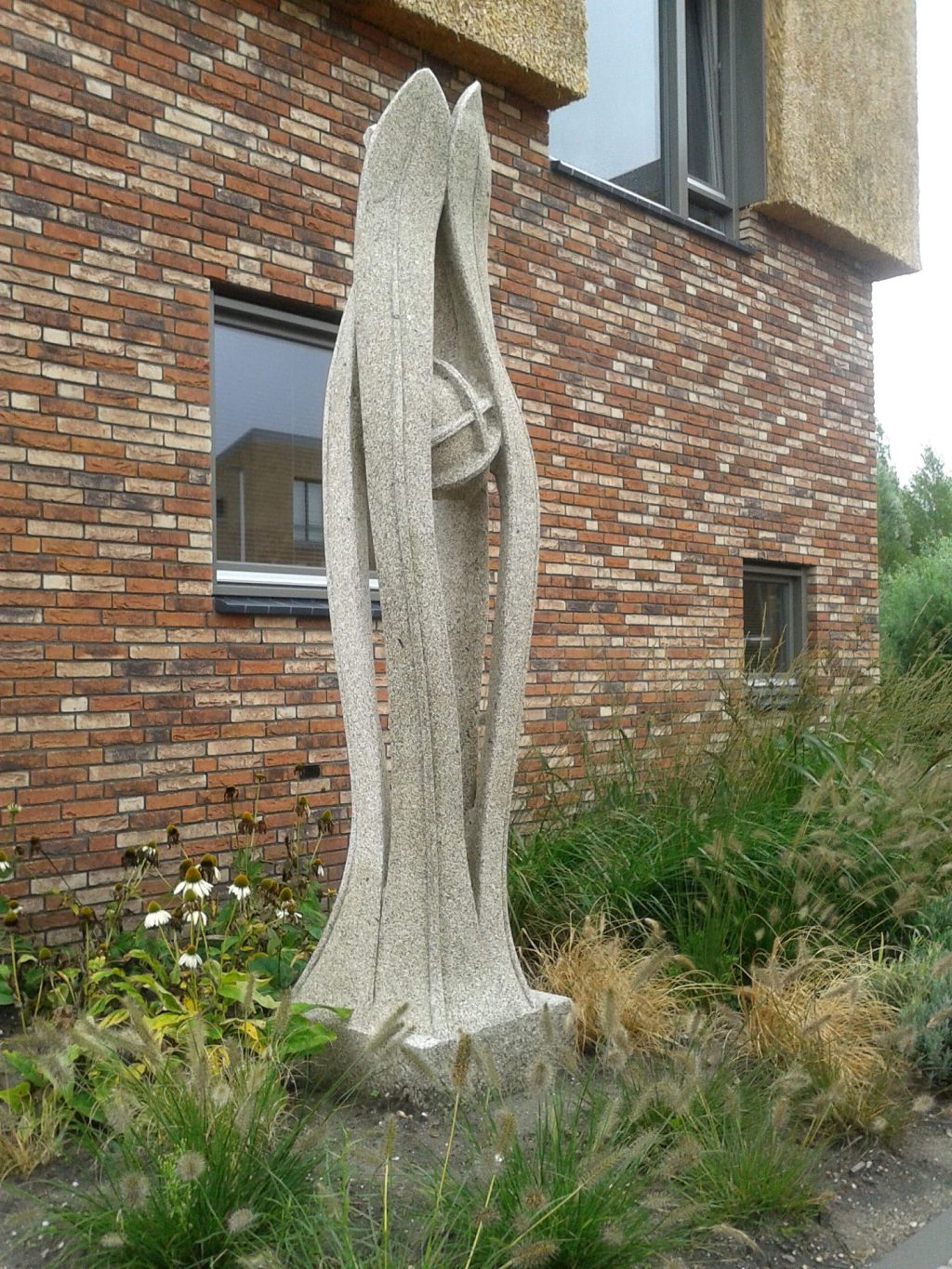 Statue aus Granit, 2,50 m hoch. Velzener Skulptur