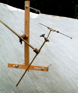 punteerapparaat met houten kruis en messing naald