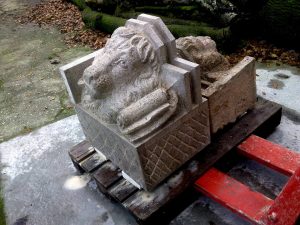 kraagsteen in Muschelkalk met een leeuw (de evangelist Marcus). Kopie.