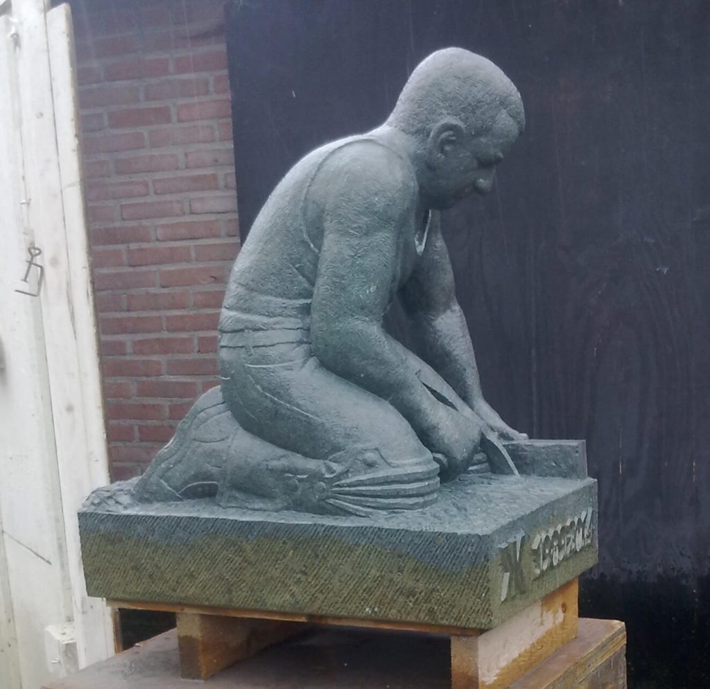 Stratenmaker in dolomiet, tweede versie