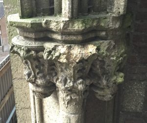 verweerd tufstenen kapiteel aan de Stevenskerk in Nijmegen
