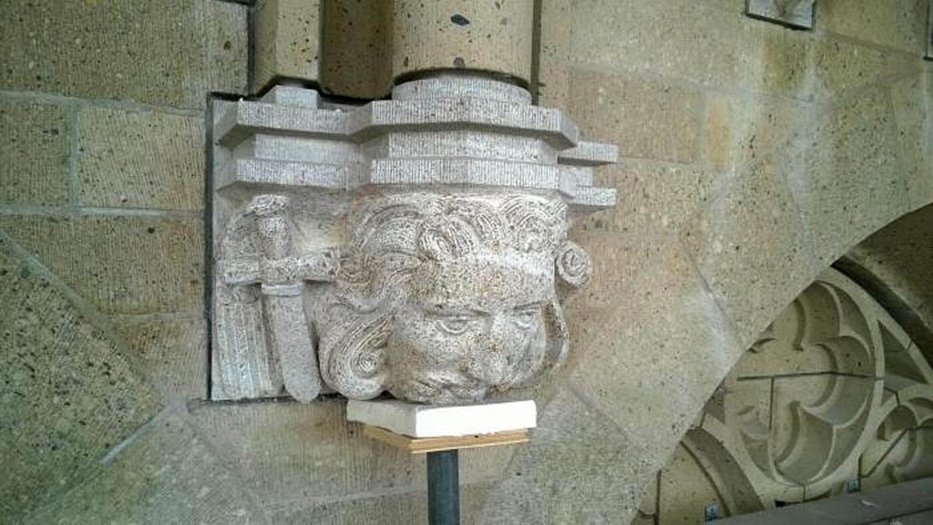 Kraagsteen van Mattheus in Muschelkalksteen, gelaatst in de tufstenen toren van de Eusebiuskerk te Arnhem