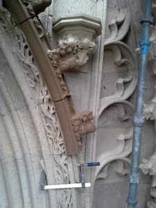 An der Außenseite des Spitzbogens hängen neue Randstäbe. Südportal, Stevens Kirche Nijmegen