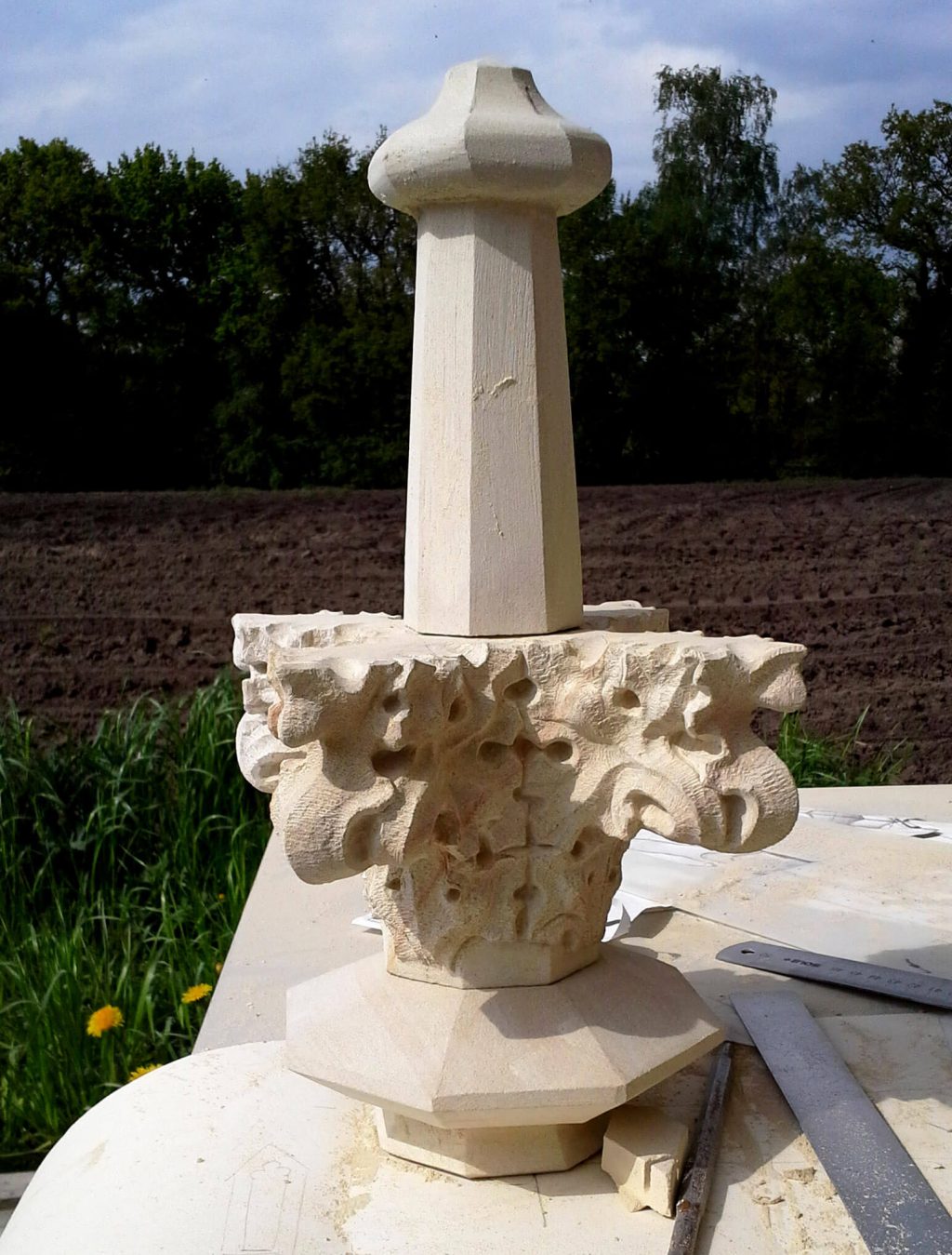 een klein kruisbloemje van 36 cm hoog in Baumberger steen