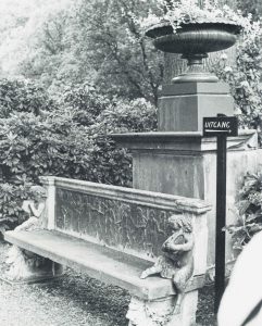 tuinbank kasteel twickel met faunen, foto van voor 1980