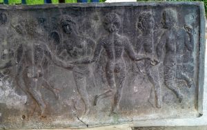 Het beschadigde reliëf voor restauratie (detail)