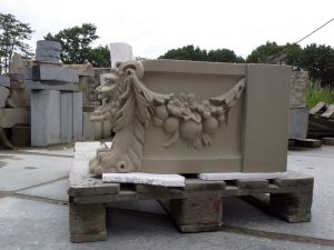 Fruitguirlande en sater voor tuinbank Kasteel Twickel / zandstenen sfinxen