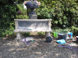 gereedschap bij de nieuwe tuinbank voor Kasteel Twickel