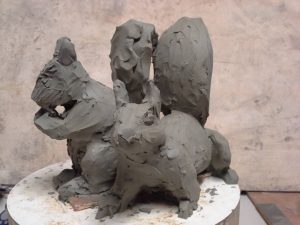 Grove kleischets in Plastiline: zwei Eichhörnchen