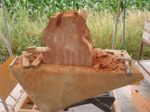 Contours Fersen zwei Eichhörnchen in rotem Sandstein