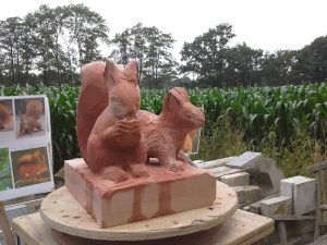 Detaillierung zwei Eichhörnchen in rotem Sandstein