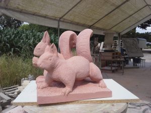 Zwei Eichhörnchen in rotem Sandstein