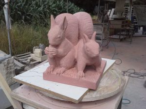 Zwei Eichhörnchen in rotem Sandstein