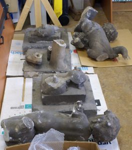 twee gebroken putti en de enkels van Artemis