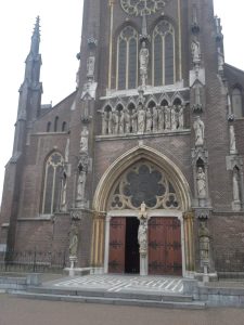 Lambertus Veghel Fassade mit Statuen von Moses und Aaron