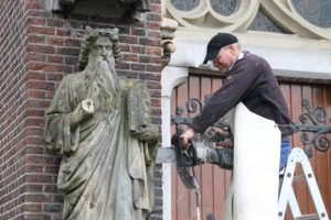 Bildhauer Koen van Velzen sah Moses Bild von Lambertus in Veghel losen Betonkettensäge / Diamntkettidagshag