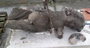 een van twee putti in zandsteen. Gebroken, begin van herstel