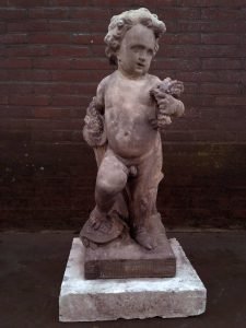 Putto met korenaren. Deel van twee zandstenen putti