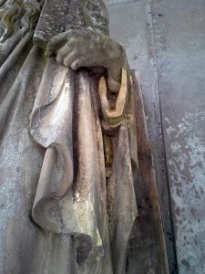 Auch der andere Ärmel von Moses wurde beschädigt. Bericht über Moses und Aaron hat nach der Restaurierung zurück