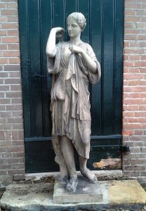 gerestaureerde Artemis beeld met nieuwe arm