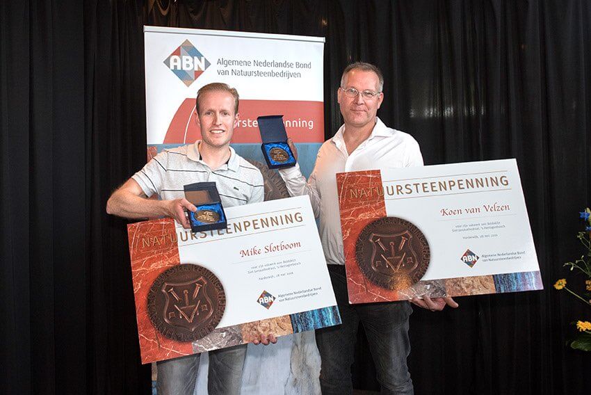 Mike Slotboom en Koen van Velzen nemen Natuursteenpenning 2016 in ontvangst