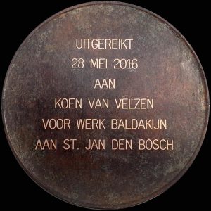 Stein-Medaille im Jahr 2016, verliehen Koen van Velzen Bildhauer, für in Udelfanger Sandstein auf einem Vordach Arbeits, vor der St.-Johannes-Kathedrale in 's-Hertogenbosch