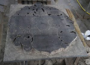 familiewapen hardsteen: 1e stap, contouren hakken.