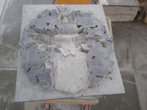 familiewapen hardsteen: 2-helm voorhakken