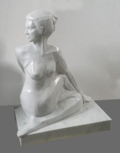 Statue der Yoga-Pose Ardha Matsyendrasana aus Carrara-Marmor