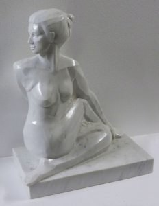 Statue der Yoga-Pose Ardha Matsyendrasana aus Carrara-Marmor