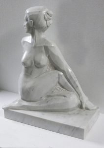 Hatha-Yoga-Pose Ardha Matsyendrasana in weißem Carrara-Marmor