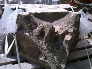 Laatste pinakel voor de Cuneratoren. tufstenen blok van pinakel Cuneratoren