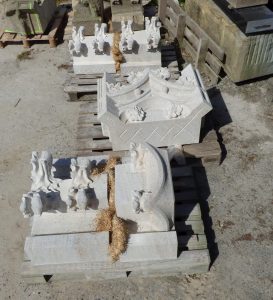 Laatste pinakel voor de Cuneratoren. pinakelblokken Cuneratoren Rhenen Muschelkalk