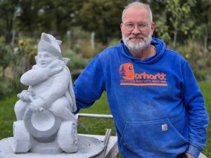 Koen van Velzen mit Statue des Prinzen Karneval