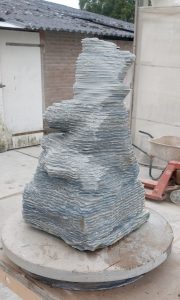 Mit der Kontursägemaschine aus Quarzit vorgesägte Statue