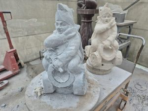 Skulptur des Karnevalsprinzen aus Quarzit