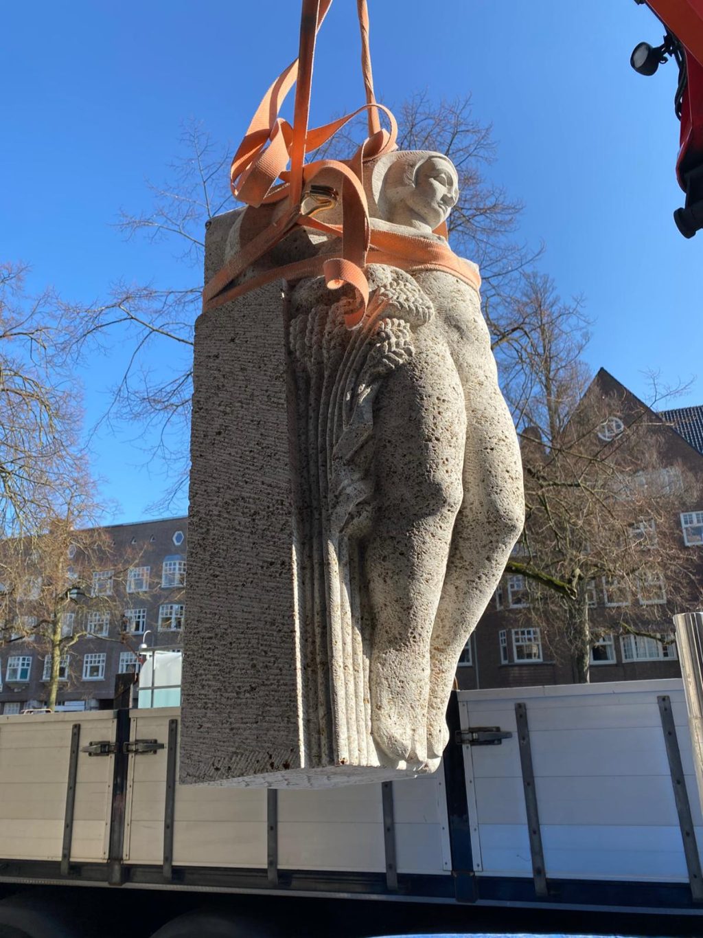 beeld Minervalaan 28-30 in Muschelkalk, De Winter, wordt gehesen. Nieuwe kopie in Muschelkalk kalksteen