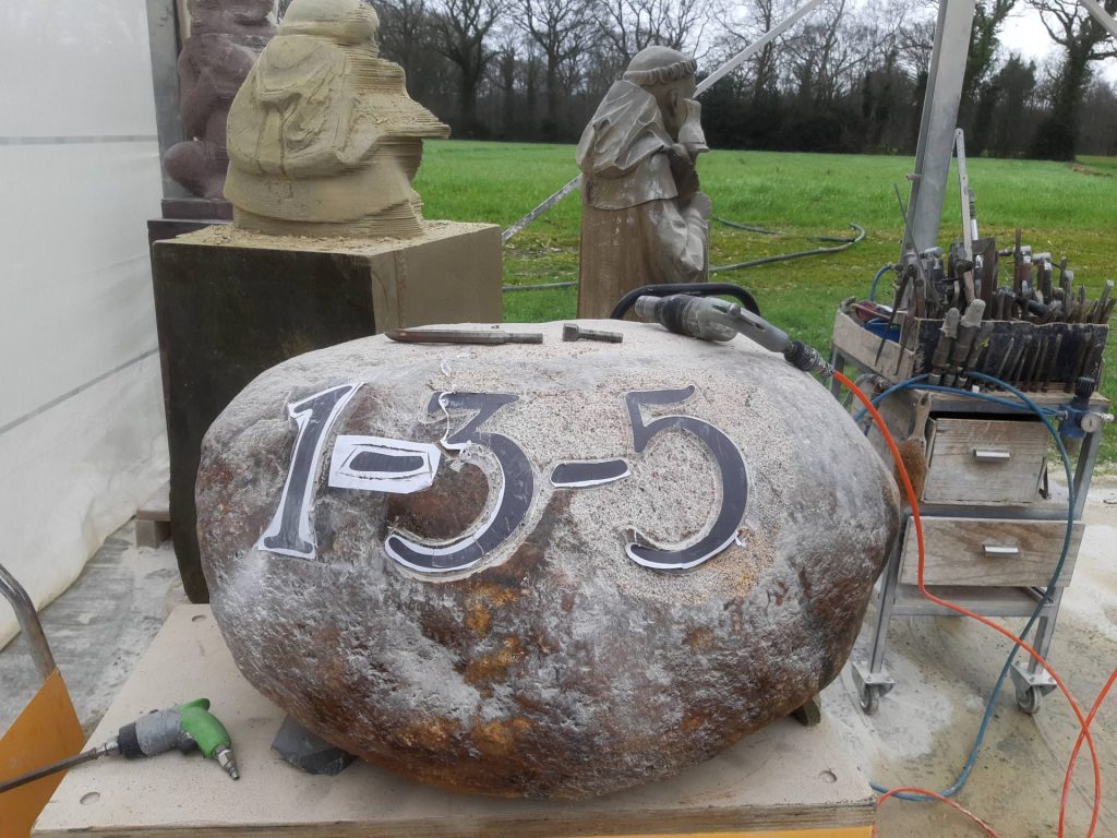zwerfkei met huisnummer- begonnen met hakken