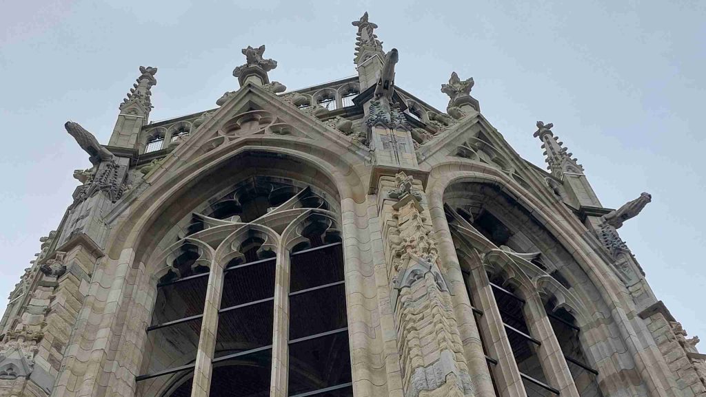 Het bovenste deeel van de Domtoren in Utrecht, de zogeheten 'lantaarn', vlak na de restauratie. Het is goed te zien dat er allerlei oude en nieuwe stukken in verschillende steensoorten zijn.