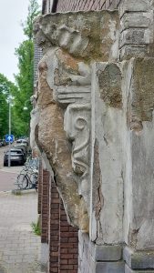 beeldje De Lente aan de Minervalaan, Amsterdam. verval goed zichtbaar.